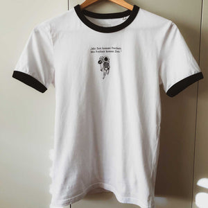 T-Shirt (Unisex) - Mit Zeit kommt Freiheit. Mit Freiheit kommt Zeit